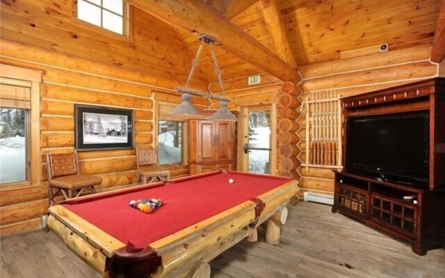 Private 3 Bedroom Townhome Located in East Keystone With Access to a Firepit, Hot Tub, and Billiards