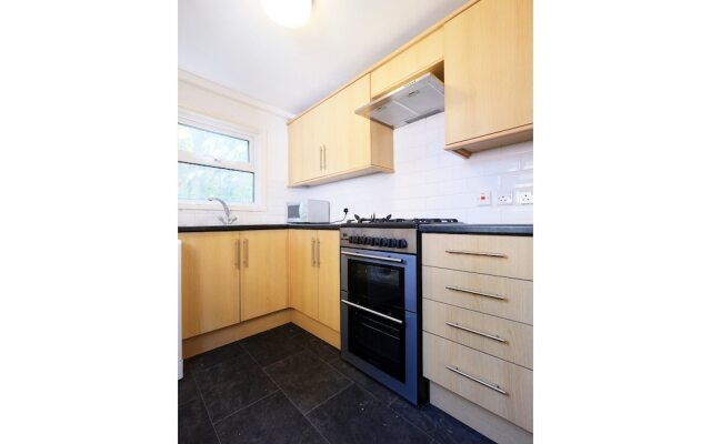 Quiet and Spacious 2-bedroom Flat , Sleeps 4