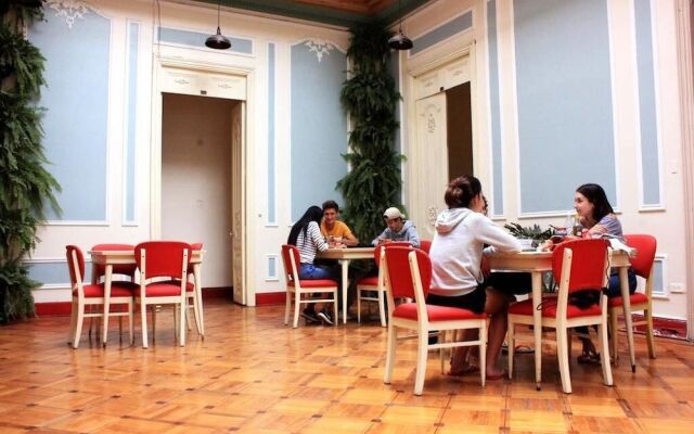 R10 Hostal - Hostel