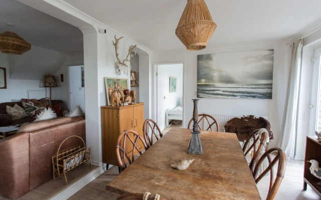 Fairlight - Charming Coastal Home on the Beach