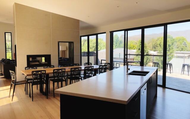 Mountain Mist Retreat - 6 Bedrooms
