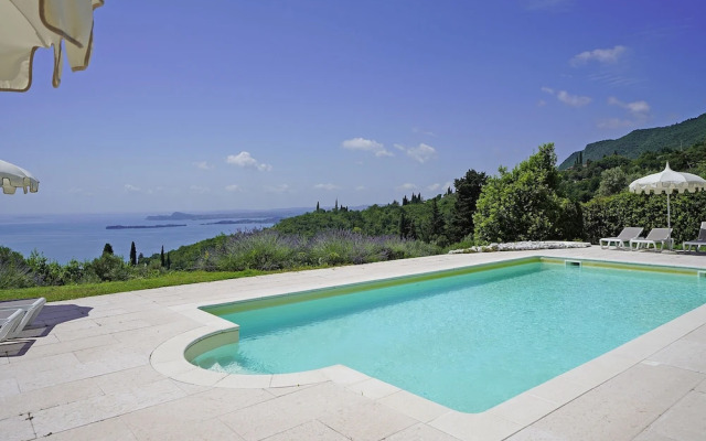 Villa Iris-lakeview & Shared Pool
