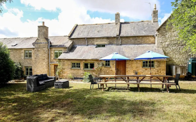 Rustic Cotswolds Farmhouse by Burford
