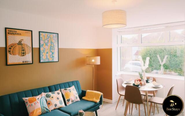 Caldecott House - Close to M60 and M62