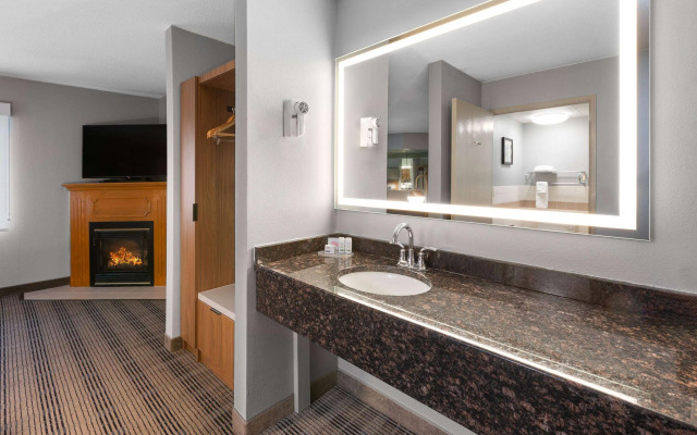 AmericInn by Wyndham North Branch