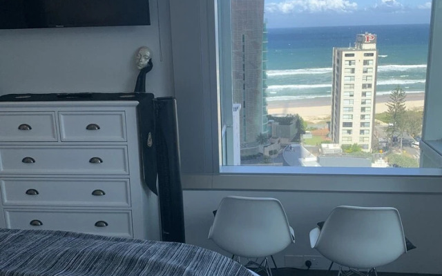 Upmarket Apartment at Beach