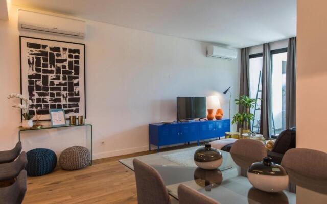 Lovelystay - Modern And Colourful Flat in the Heart of Graça