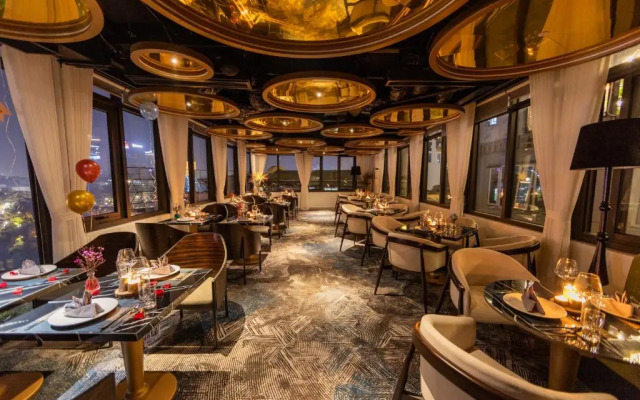 Le Premier Hotel & Rooftop Bar