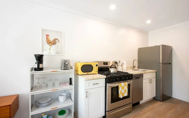 Laughing Bird Studio #7 - Brand New Stylish Apartment, Pool, Bea 1 Bedroom Condo — фото 5