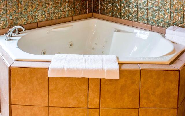 Econo Lodge Inn & Suites Walnut