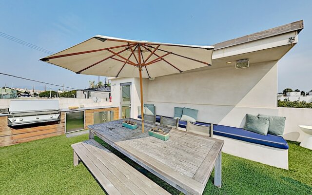 Modern Architectural - Just A Short Walk To Beach 3 Bedroom Home