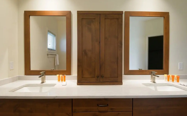 Encantada - Spacious and Luxurious Home, Walk to The Plaza