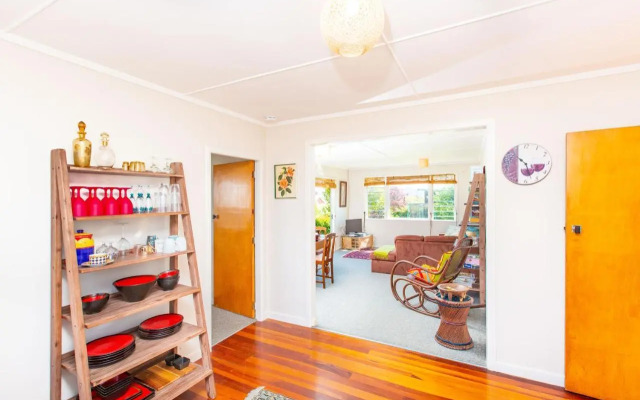 Lorenzen Bay Bungalow - Raglan Holiday Home