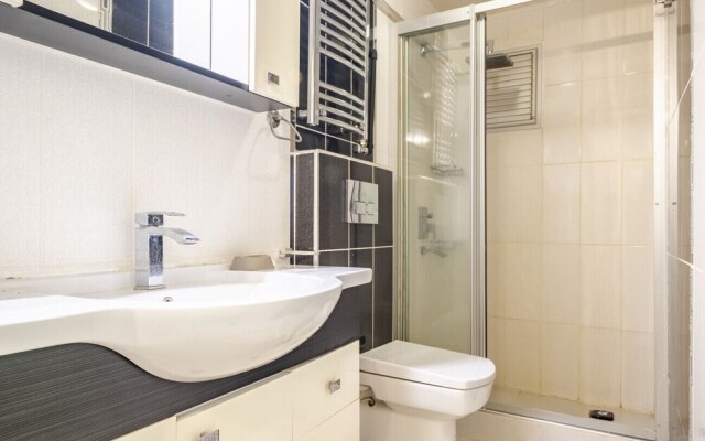 Vibrant Flat Close to Zorlu Center With Backyard
