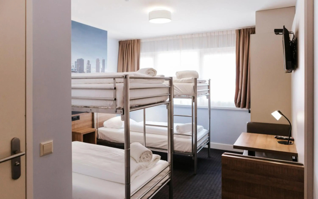 Rotterdam Teleport Hotel