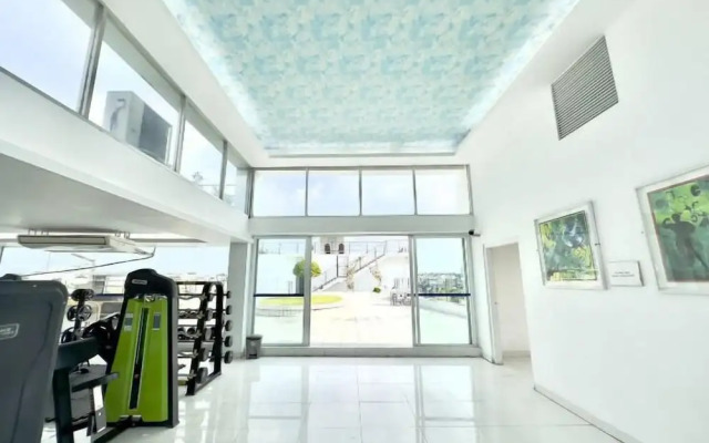 250 sqft 2 Studio Apt Pool and Sauna