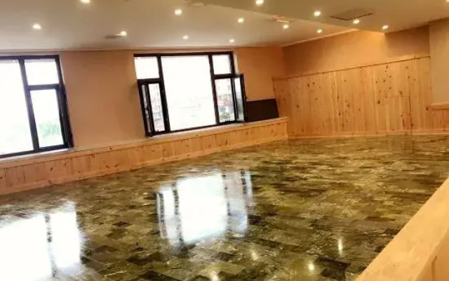 Linjiang Huayuan Hotel