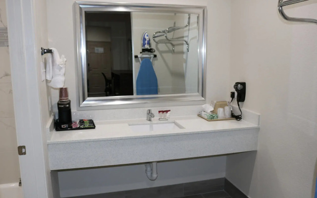 Scottish Inn & Suites - IAH Airport
