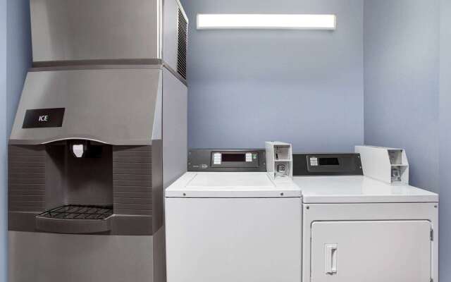 Super 8 by Wyndham Lenexa Overland Park/Mall Area
