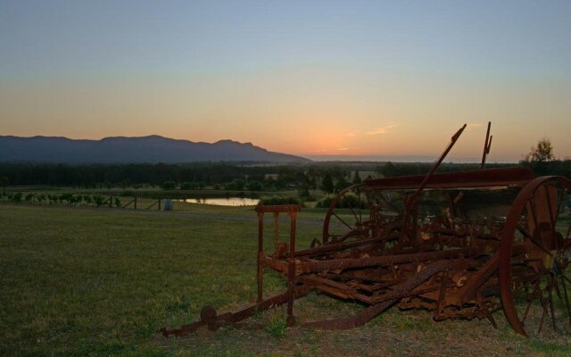 Silver Springs 6br Luxury Homestead with Wifi, Pool. Fireplace, Views, Olives and Space