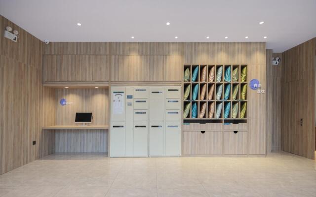 Hanting Premium Hotel Nanjing Zhonghuamen Metro Station