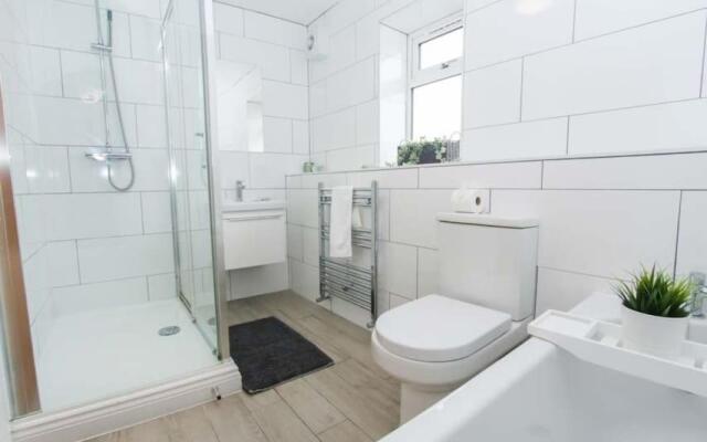 No11 Luxe Living Guest House-Sleeps 6-Family Friendly-Private Parking-Wifi-City-Beach