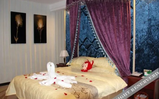 704 theme Traders Hotel