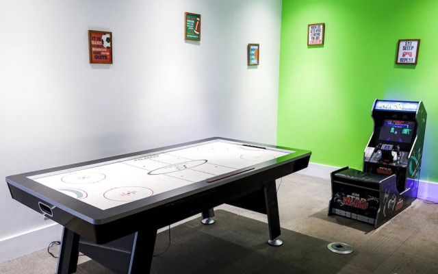 Entire Studio With Free Shuttle to Disney