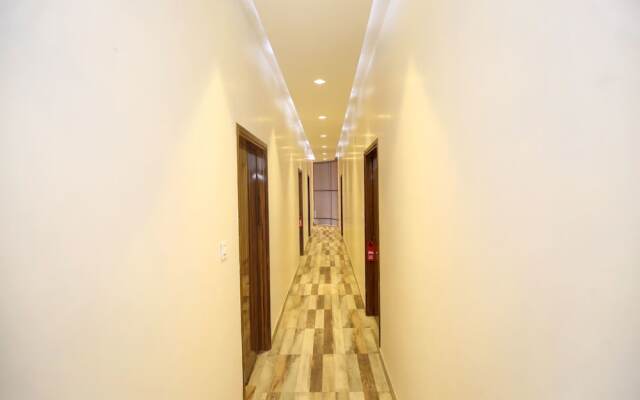 OYO 10330 Hotel Golden Brooks