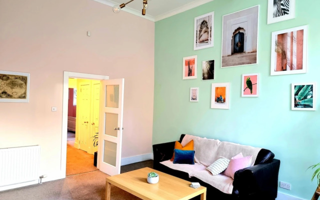 Vibrant Spacious Apartment In West End