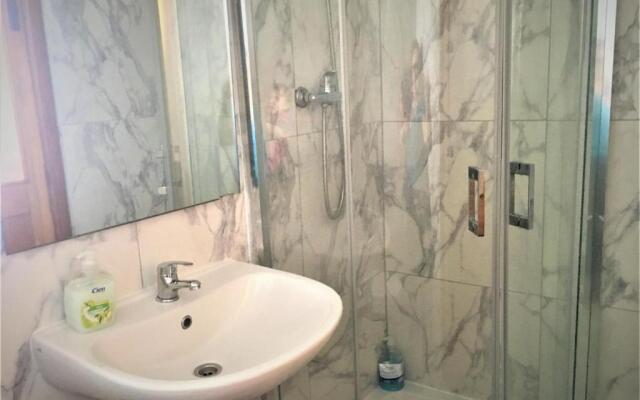 XL Central Home - Sleeps 10 people