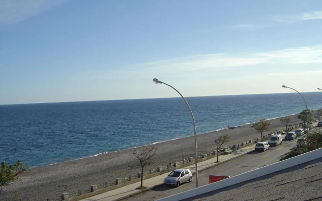 Mirone Apartment FRONTE MARE beachfront house