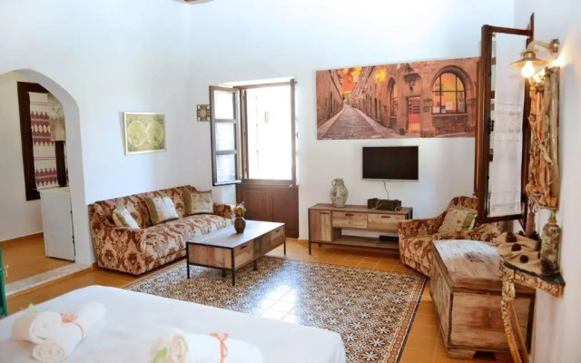 Meandros Suite in Old Town