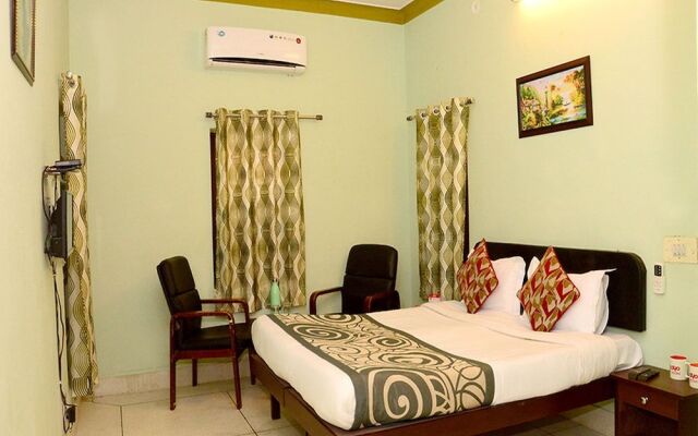 OYO 4255 The Crown Plaza