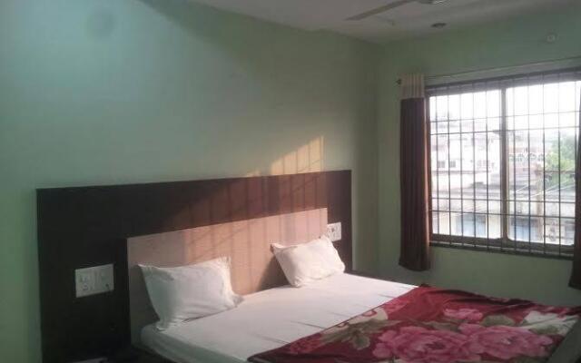 OYO RPR269 Hotel Shubham Palace