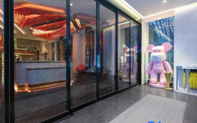 Qilai Light Luxury Hotel