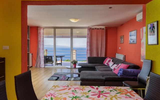 Colourful Seaview Apartment