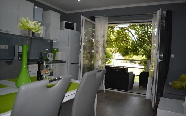 Green-beautiful Modern Apt. With Balcony & Garden