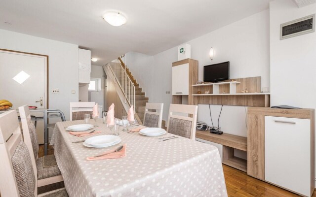 Amazing Home in Stara Novalja With Wifi and 2 Bedrooms