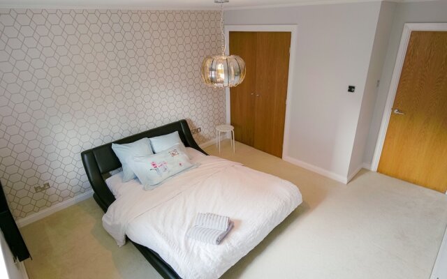 Stunning Holiday Stay With Free Gym and Parking