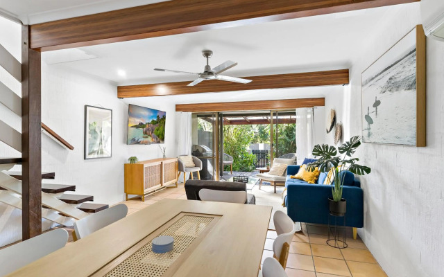 Stylish Townhouse, private courtyard walk to beach