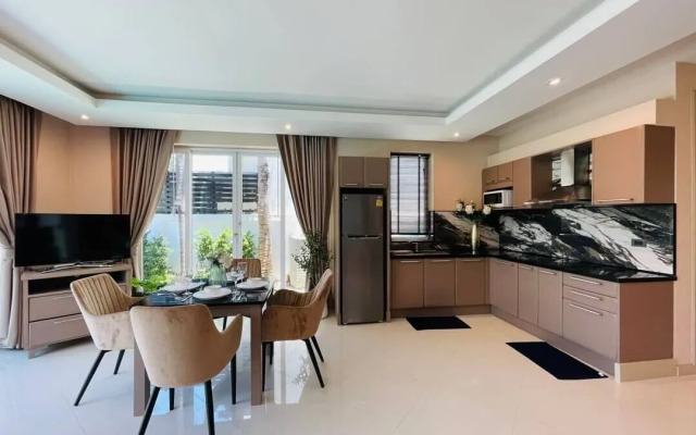 Palm Oasis Pool Villa by Pattaya Holiday
