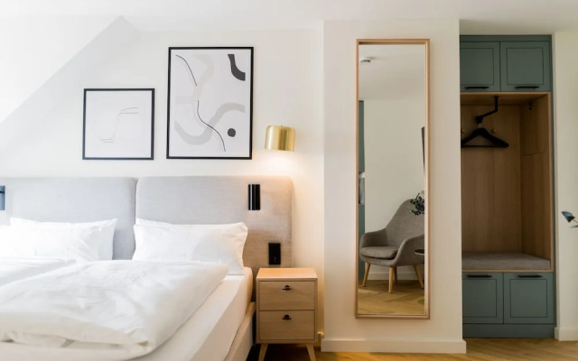 Bob W Munich Airport - Peterhof