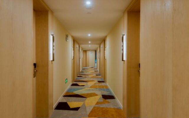 LUCK 7 Hotel (Yellow Crane Tower Shouyi Road Subway Station)