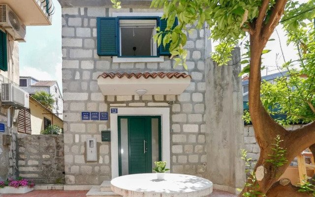 Apartments and Rooms Stone House