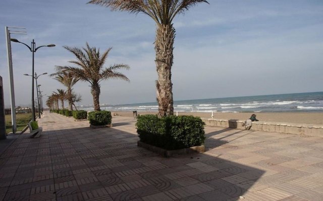 Valencia, Ideally Located 3Bed-2Bath Apart.Few Mints Walk From Beach,Pool,Shop.