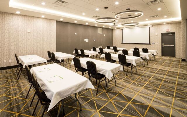 Holiday Inn & Suites Detroit - Troy