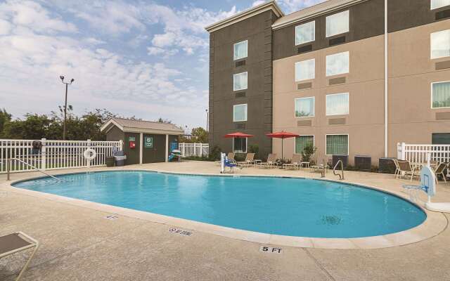 La Quinta Inn & Suites by Wyndham Austin Round Rock