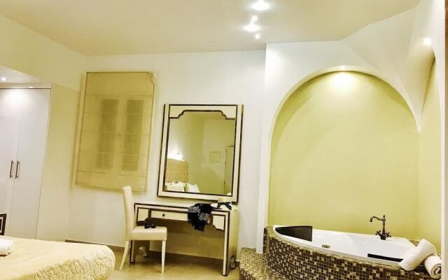 Queen Boutique Suites