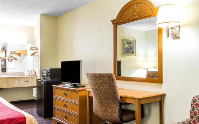 Econo Lodge Inn & Suites